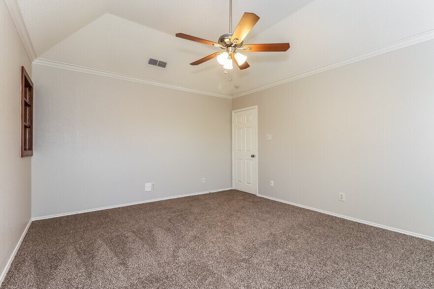 Building Photo - 819 Crystal Creek Ln