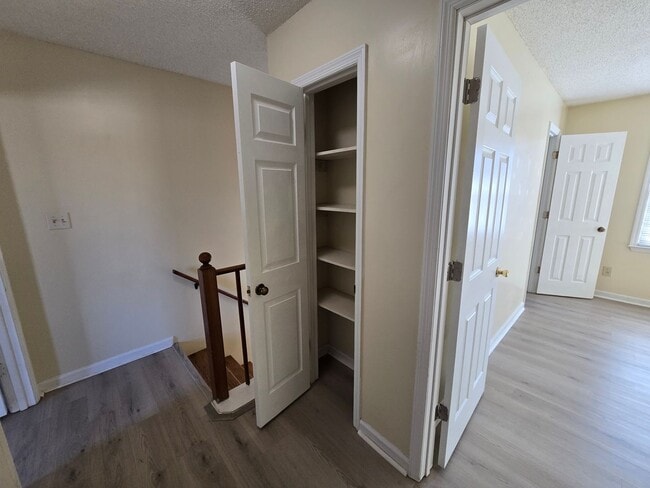 Building Photo - 2 Bedroom 2-1/2 Bathroom Townhouse Style Condo