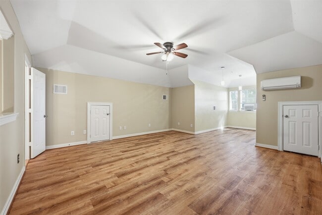 Building Photo - 25203 Oak Villa Dr