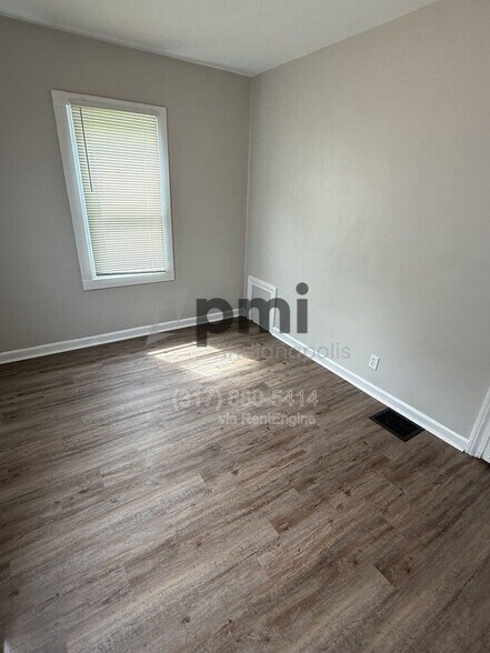 Building Photo - 1512 N Gladstone Ave