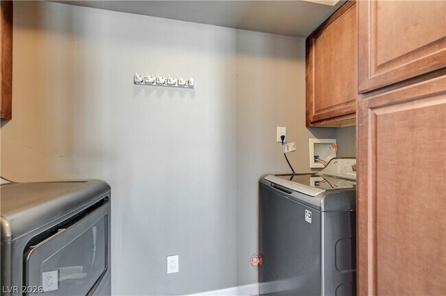 Building Photo - 2064 Waverly Cir