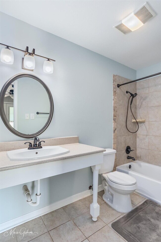 Building Photo - "Charming 3-Bed Sanctuary with 2 Full Bath...