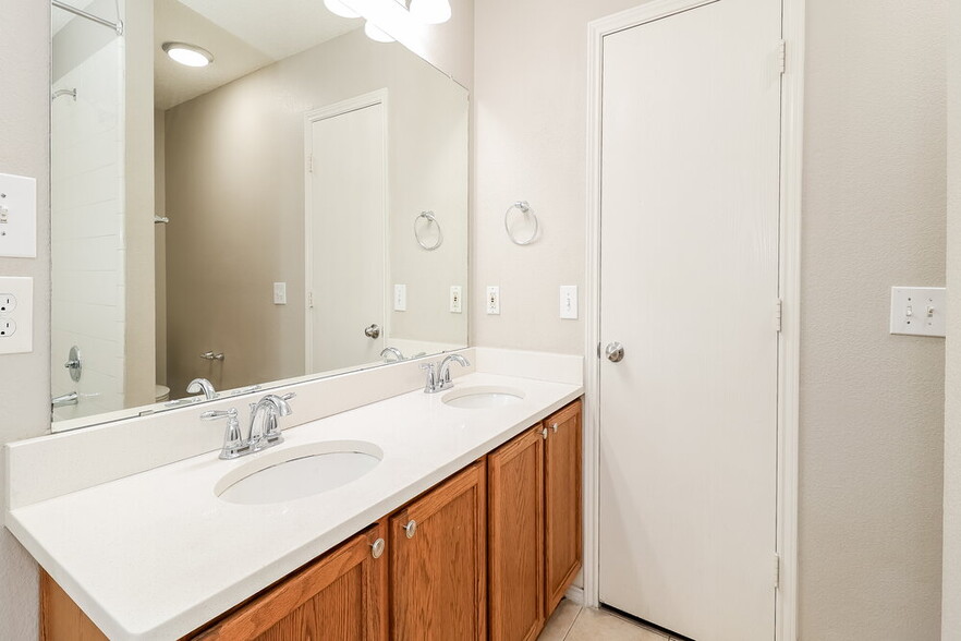 Building Photo - 3317 Bentgate Ct