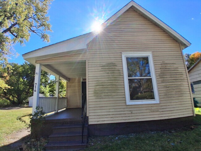 Primary Photo - 714 Bryan Ave