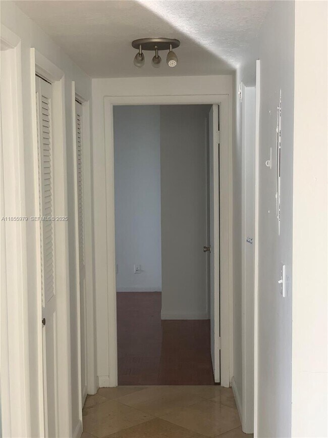 Building Photo - 4200 Hillcrest Dr