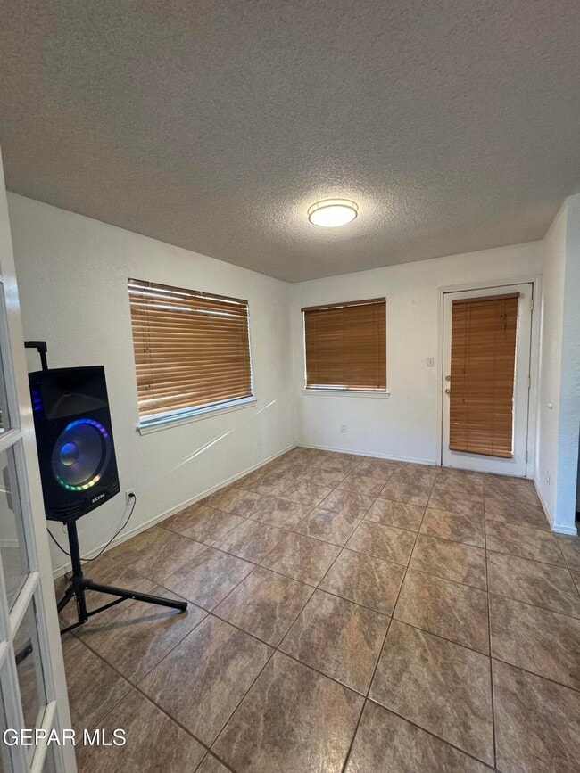 Building Photo - 3033 Tierra Humeda Dr