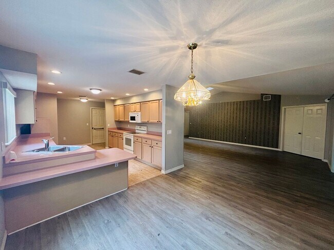 Building Photo - Waterfront Living in The Moorings at Point O' Woods! 3/2 ***Won't Last***