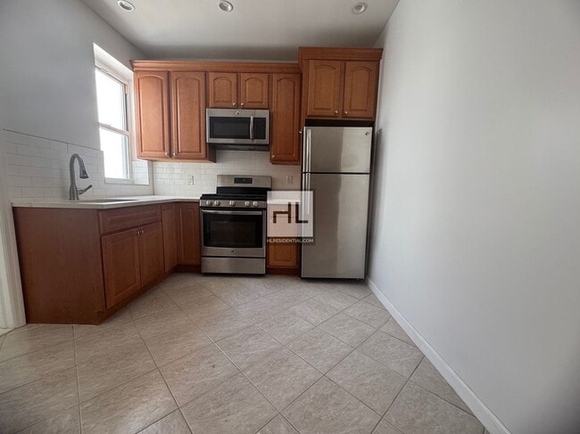 Building Photo - Fully Renovated 1-Bedroom Apartment in the...