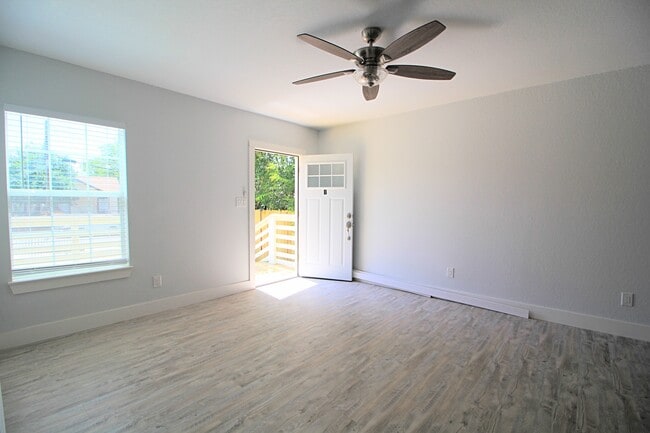 Building Photo - 3 Bedroom 2 Bath Modern home.