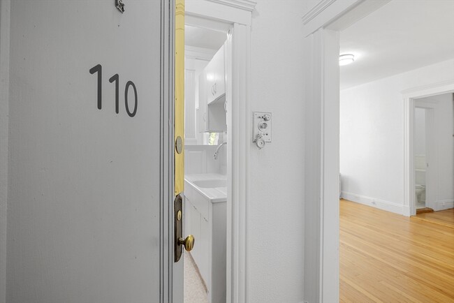 Building Photo - 170 Maple St