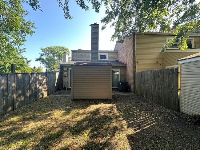 Building Photo - Large Townhouse in Virginia Beach with a Fenced Yard!