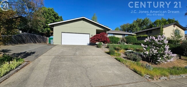 Building Photo - Single Family Home in NE Grants Pass with RV Parking