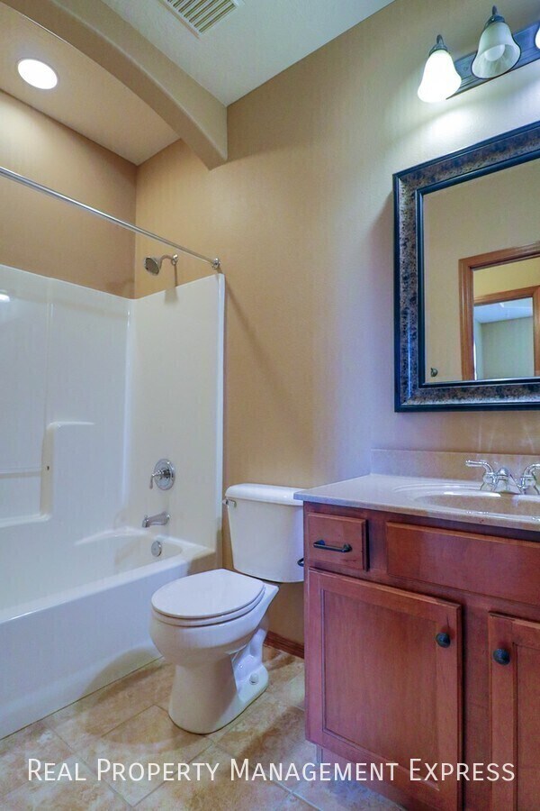 Building Photo - 7905 S Grass Creek Dr