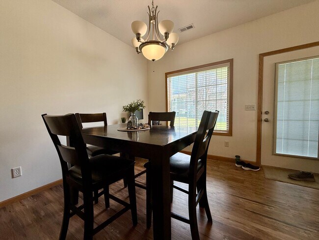 Building Photo - Lovely 3BR/3BA Otsego End Unit Townhome Available June!