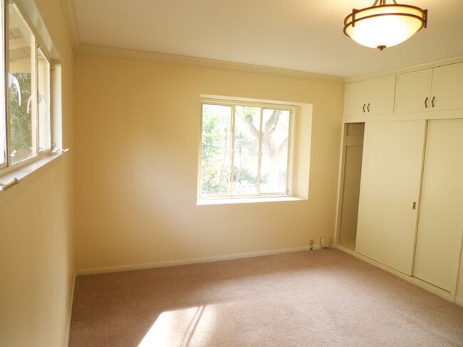 Building Photo - 2290 Canonita Dr