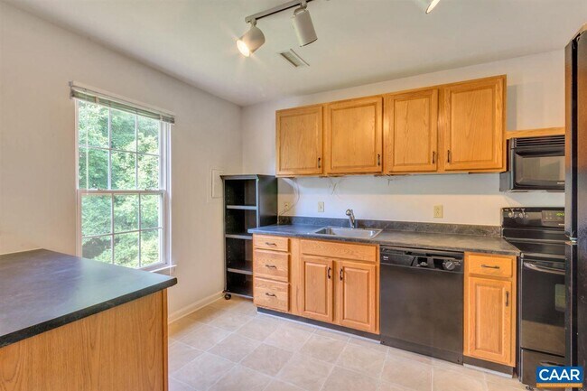 Building Photo - 1221 Villa Ln