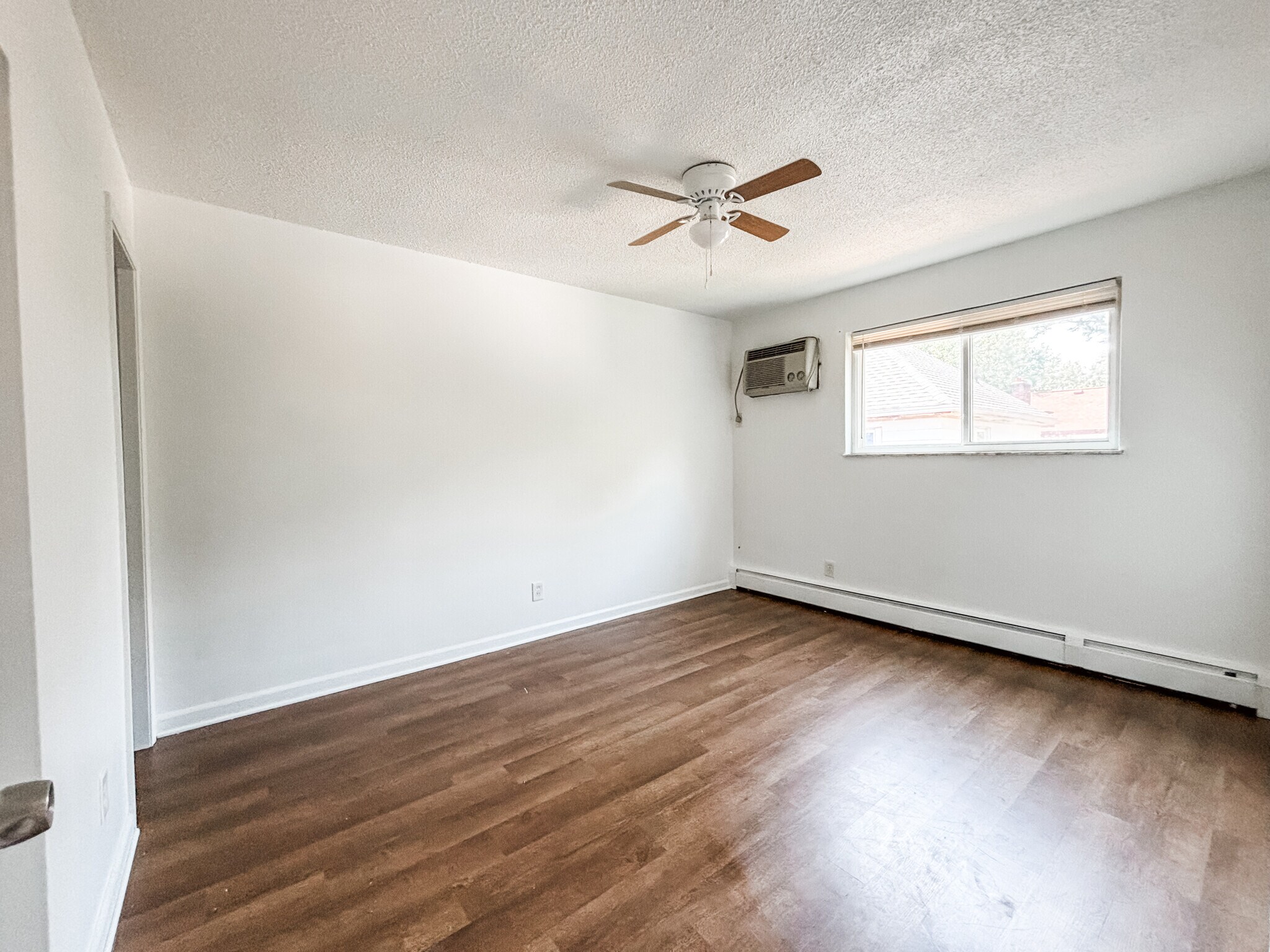 Master bedroom - 3412 Lumardo Ave