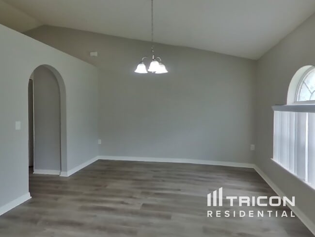 Building Photo - 2232 Nettlebrook St N