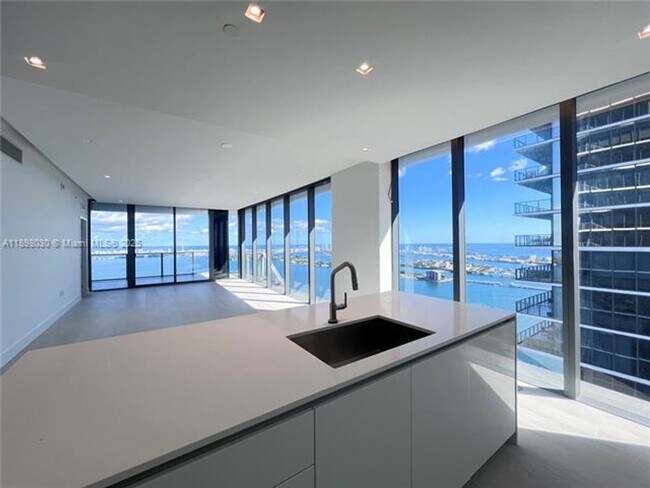 Building Photo - 700 NE 24th St