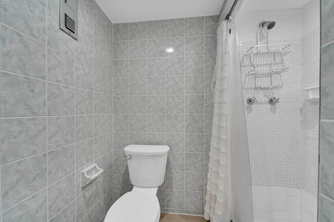 Building Photo - 5300 NE 24th Terrace