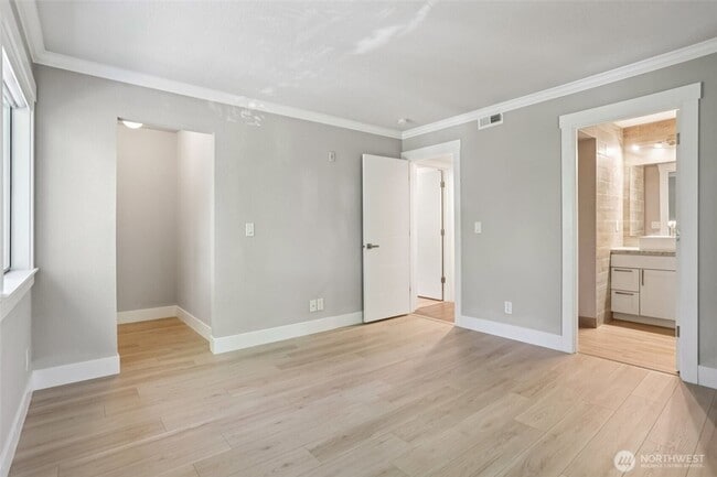 Building Photo - Walk to Juanita Beach with a stunning view!