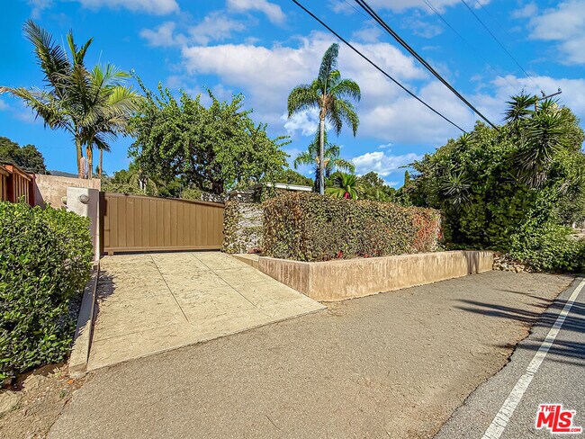 Building Photo - 2123 Sycamore Canyon Rd