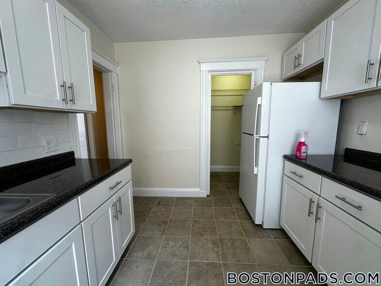 Building Photo - 5 Barrows St