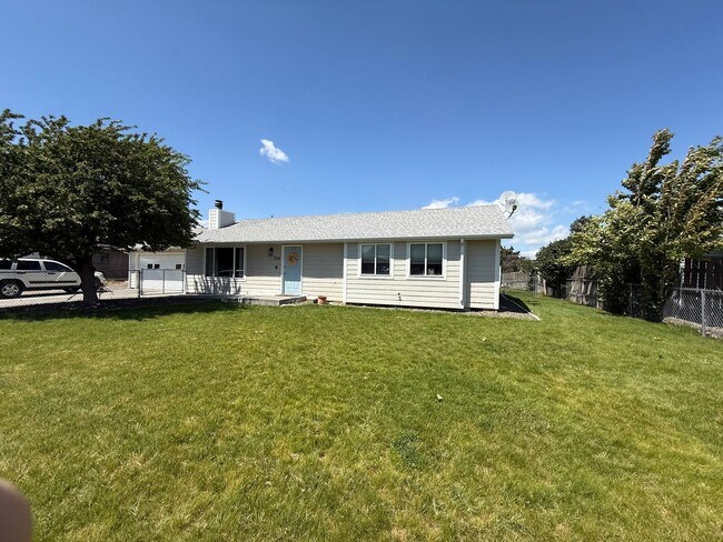 Building Photo - Spacious Kennewick Home with RV Parking & Incredible Outdoor Living!