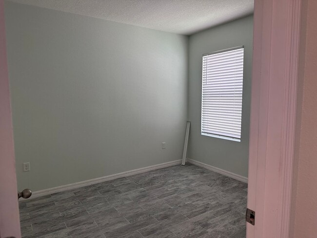 Building Photo - 3/2 house no carpet located in Sun City Center