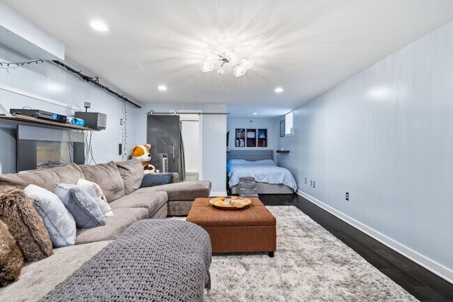 Building Photo - 910 Bingham St