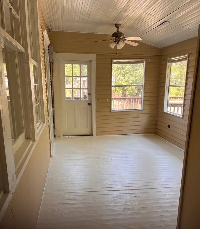 Building Photo - 423 N Van Buren St