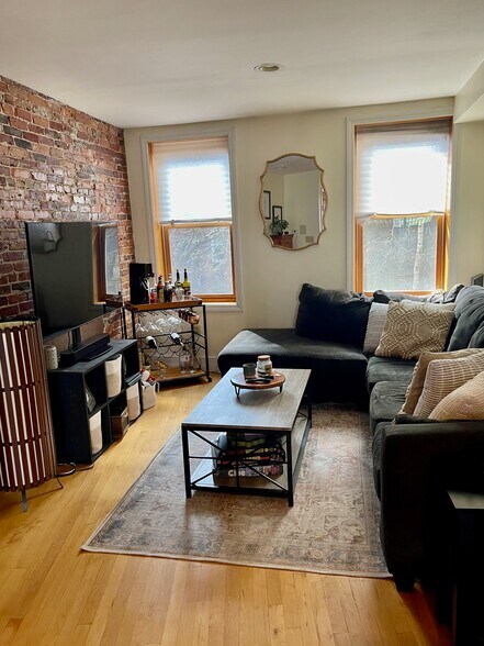 Building Photo - 46 Hull St