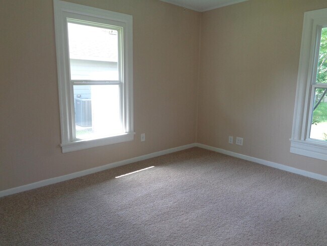 Building Photo - 324 Azalea St