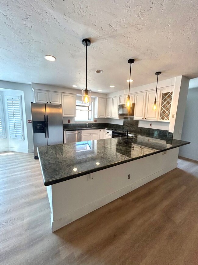 Building Photo - Serene 3 Bedroom 1.5 Bath with Pool and Solar
