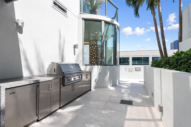 Building Photo - 100 E Las Olas Blvd