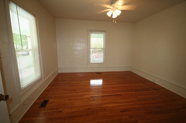 Building Photo - Spacious 1st Floor Apt - 1/2 Block to Duke - HUGE Fenced Yd