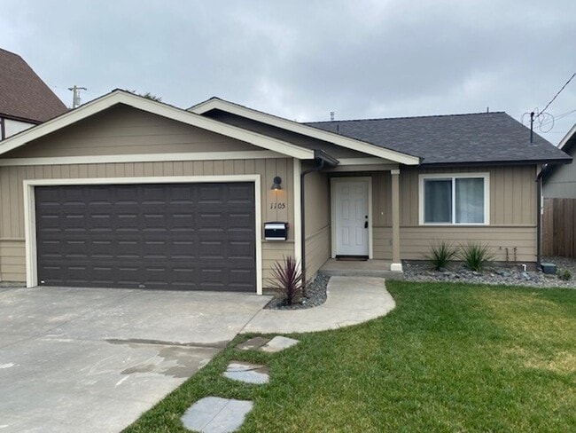 Building Photo - Simply gorgeous 3/2 with 2 car garage, dog...