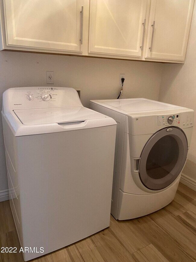 Building Photo - 1013 W Sandra Ter