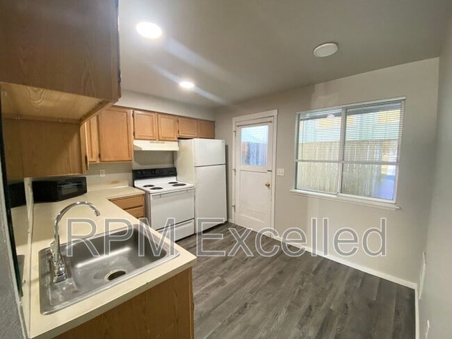 Building Photo - 634 M St NE