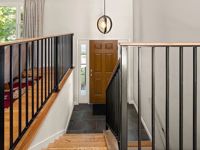 Building Photo - Modern Comfort on East Terrace — Perfect for Families or Professionals