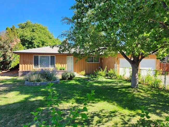 Building Photo - Walk to the River! 3 bed, 2 bath on Quiet ...