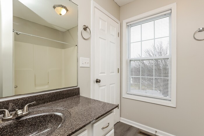 Building Photo - 829 Buckhorn Dr