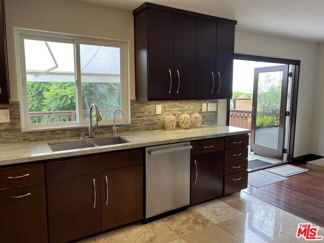 Building Photo - 1019 Camino Real