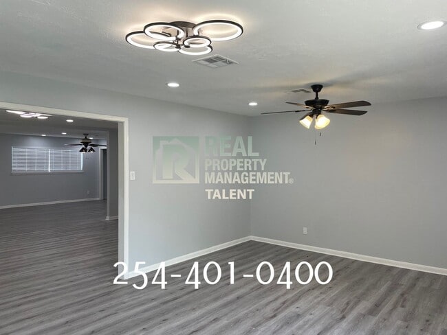 Building Photo - 111 Country Club Dr