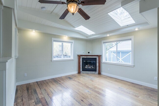 Building Photo - Charming Tacoma Craftsman!