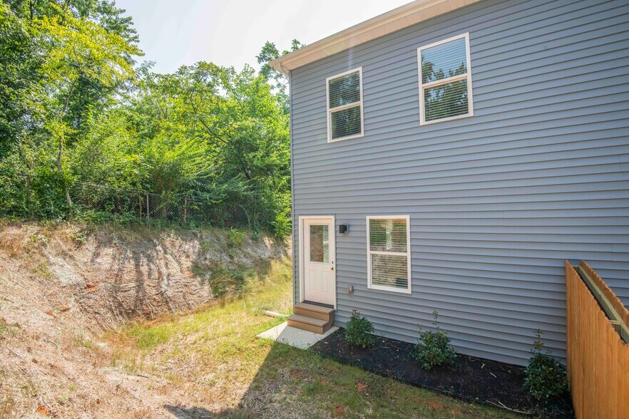 Building Photo - 3353 Lay Ave