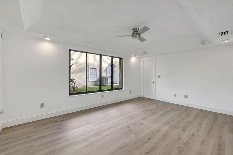 Building Photo - 1185 SW Bent Pine Cove