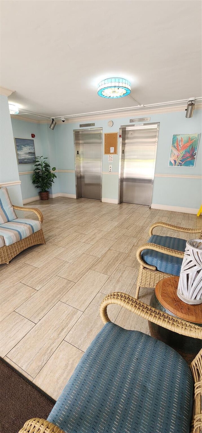 Building Photo - 3150 N Palm Aire Dr