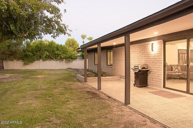 Building Photo - 1402 W Glenn Dr