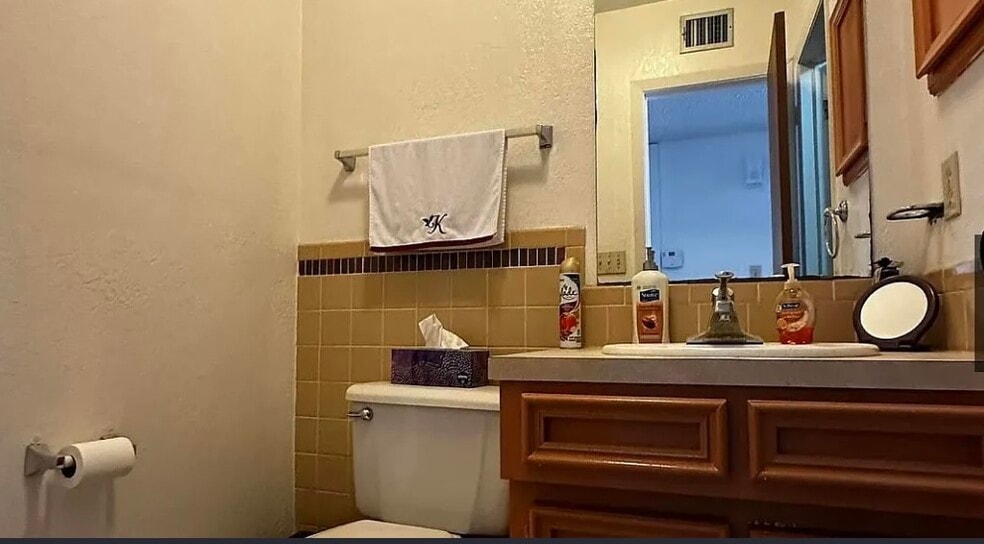 Building Photo - 1605 Common Dr